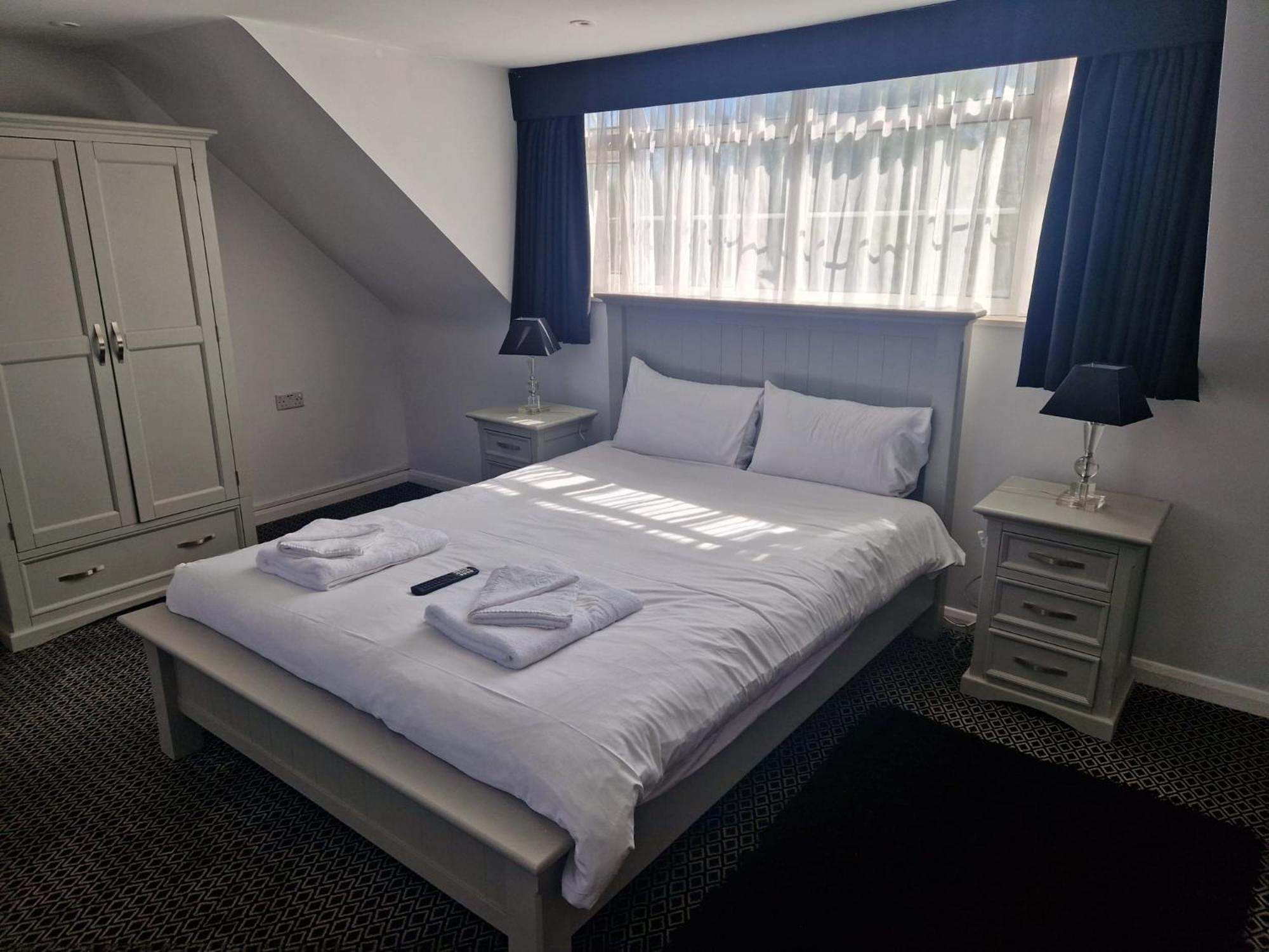 The Riverside House Hotel Mildenhall Buitenkant foto